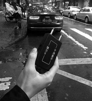 司机锁门时千万不要忘记这个东西，否则有可能会车、财两空！