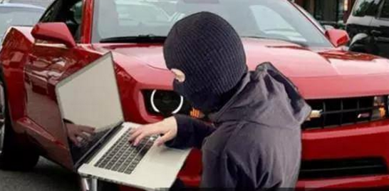 司机锁门时千万不要忘记这个东西，否则有可能会车、财两空！