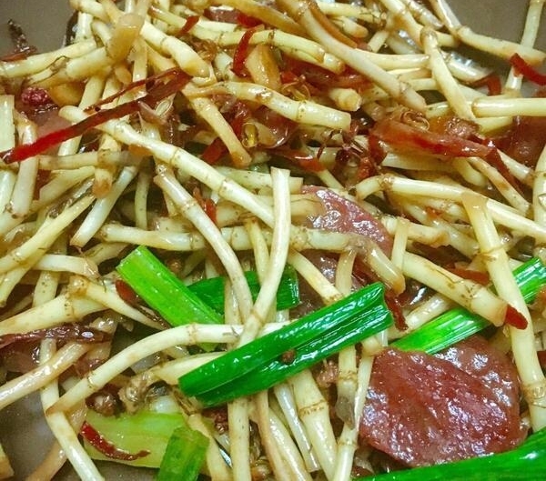 农村田间一杂草，药用价值比肩灵芝！庄嫁人却拿它喂猪！