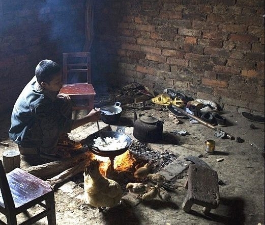 2岁父亡，9岁母嫁，直击：这个12岁农村男孩的独居生活