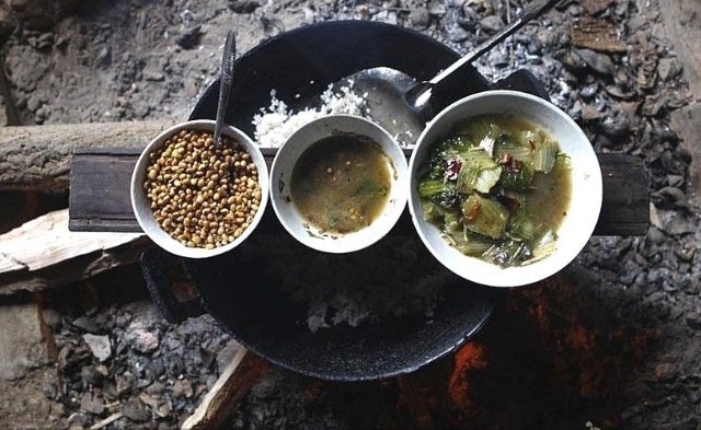 2岁父亡，9岁母嫁，直击：这个12岁农村男孩的独居生活