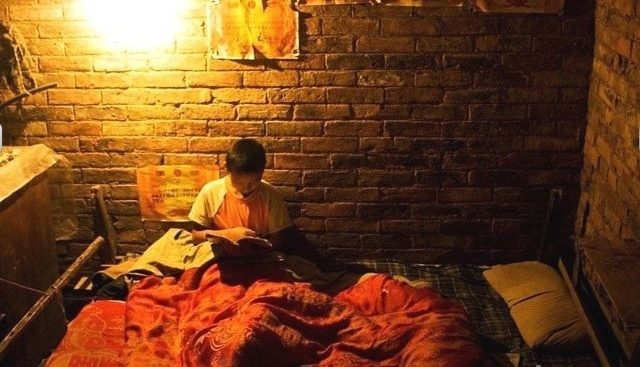 2岁父亡，9岁母嫁，直击：这个12岁农村男孩的独居生活