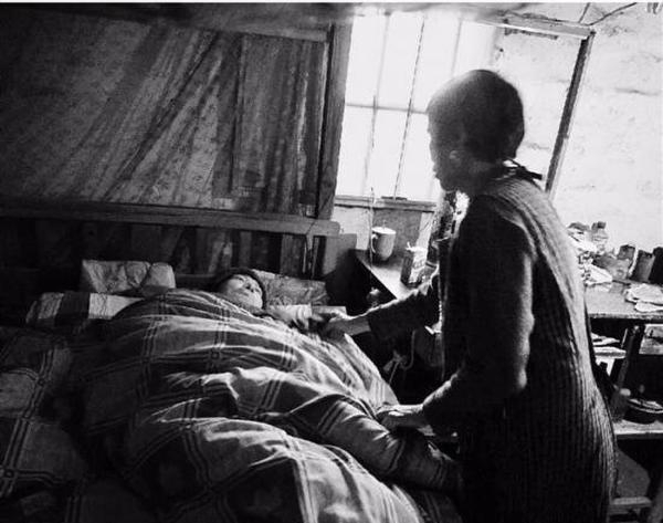 大哥为弟弟终生不娶 瘫痪后弟媳8年如一日照顾