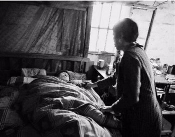 大哥为弟弟终生不娶 瘫痪后弟媳8年如一日照顾