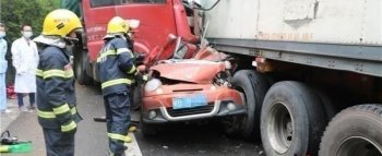 高速遇堵车 后方货车刹车不及小车成“夹心饼”