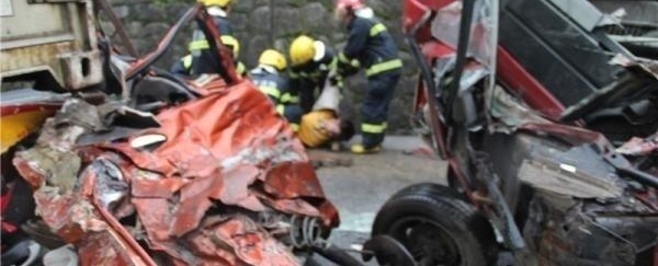 高速遇堵车 后方货车刹车不及小车成“夹心饼”