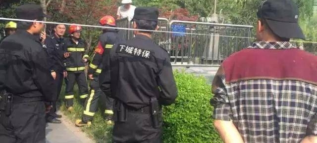 杭州小姑娘掉进湖里 刚想救就被抽水口吸走了