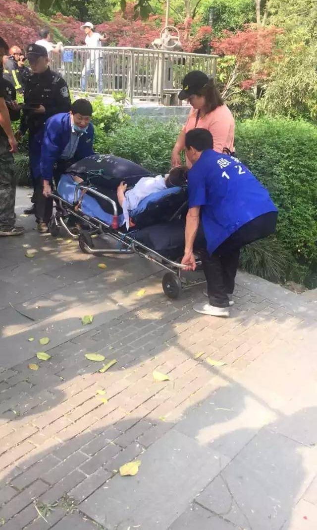 杭州小姑娘掉进湖里 刚想救就被抽水口吸走了