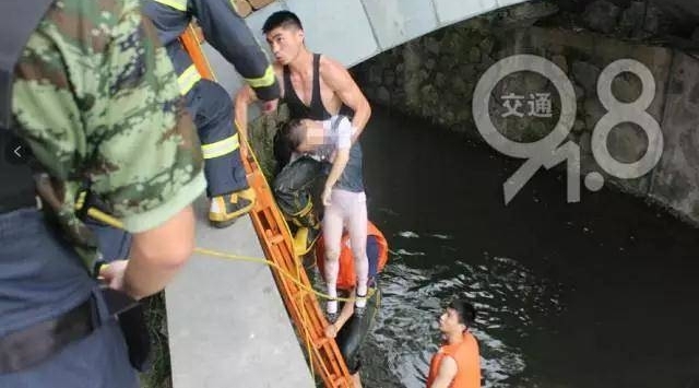 杭州小姑娘掉进湖里 刚想救就被抽水口吸走了