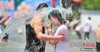 中国游客助阵老挝泼水节 上演“湿身”大战