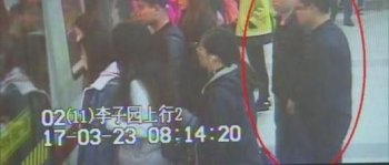 小偷逗留站台找目标 上车瞬间偷手机