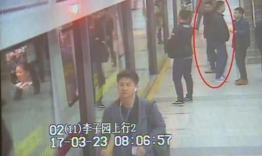 小偷逗留站台找目标 上车瞬间偷手机