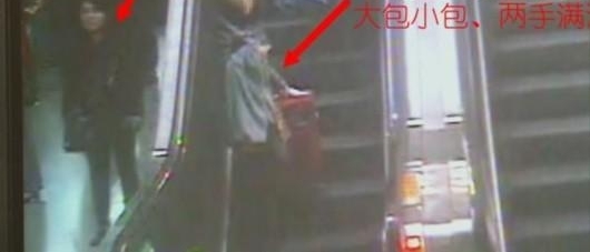 小偷逗留站台找目标 上车瞬间偷手机
