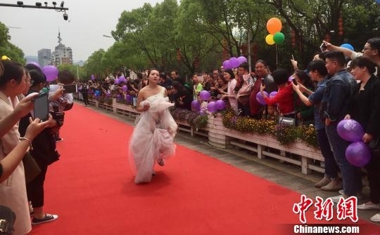 浙江庆元乡村文化旅游季启幕 “新娘”赛跑引围观