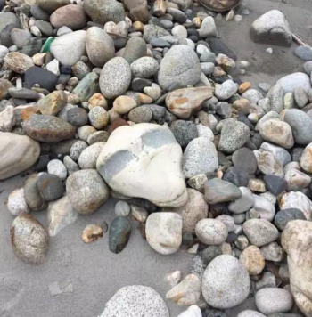 男子河边游玩发现奇石，打开后里面的东西让人大吃一惊！