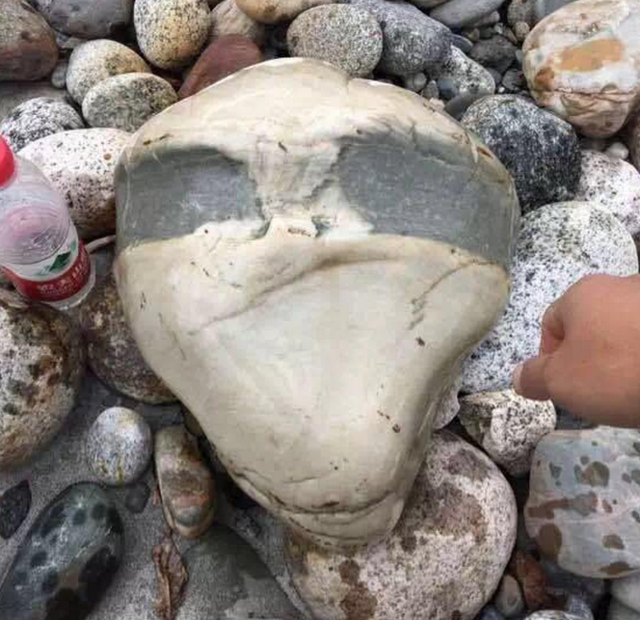 男子河边游玩发现奇石，打开后里面的东西让人大吃一惊！