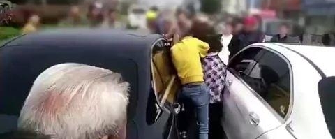 三女子开奔驰斗气厮打 互扯头发一人险被扒光上衣