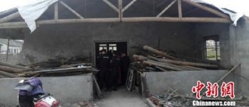 养猪场变身赌场聚数十名赌徒 民警乔装巧“围猎”