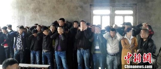 养猪场变身赌场聚数十名赌徒 民警乔装巧“围猎”