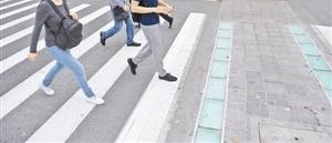 莲花路口实时曝光行人闯红灯