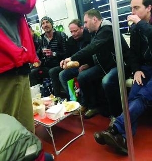 外籍乘客地铁摆桌吃喝引吐槽