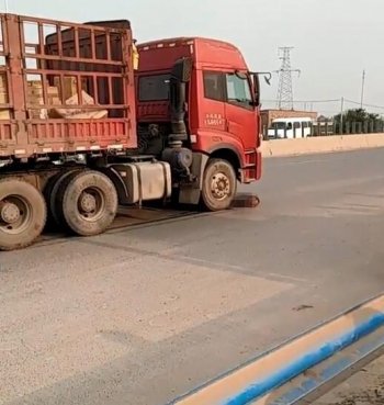 郑州大学南路一货车拖行电动车一人死亡 路口无信号灯