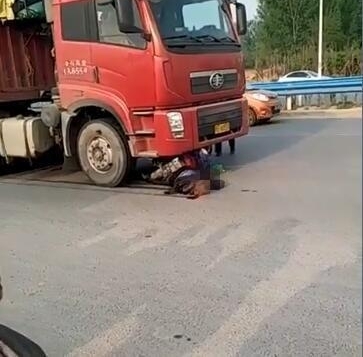 郑州大学南路一货车拖行电动车一人死亡 路口无信号灯