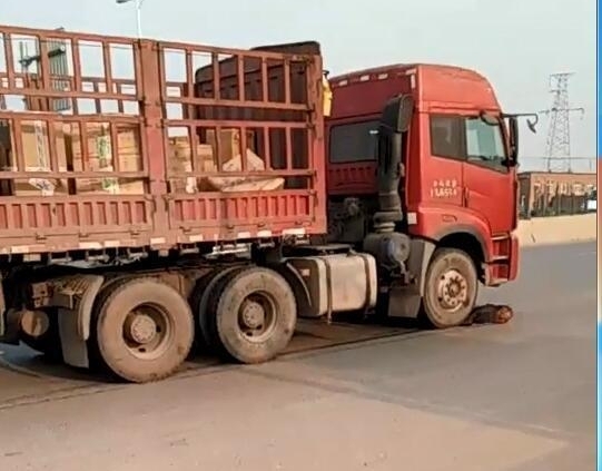 郑州大学南路一货车拖行电动车一人死亡 路口无信号灯