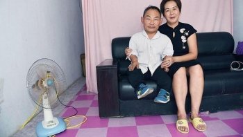 50岁侏儒症男子身残志坚，身高不足一米，娶了个1米7的老婆
