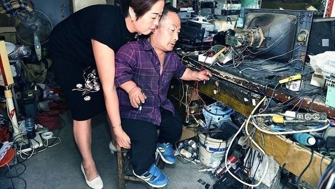 50岁侏儒症男子身残志坚，身高不足一米，娶了个1米7的老婆