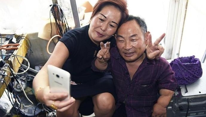 50岁侏儒症男子身残志坚，身高不足一米，娶了个1米7的老婆