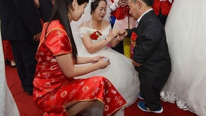 50岁侏儒症男子身残志坚，身高不足一米，娶了个1米7的老婆