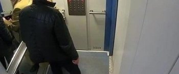 离奇！男子电梯内持刀抢劫 受害女子反应锛偺?骄诧紓