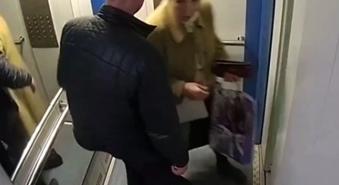 离奇！男子电梯内持刀抢劫 受害女子反应锛偺?骄诧紓