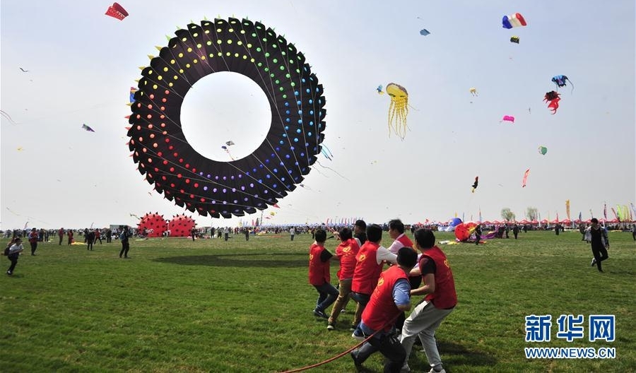 春风起　纸鸢飞