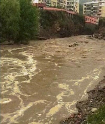 湖北十堰昨夜暴雨引发洪水 挖掘机都被冲走