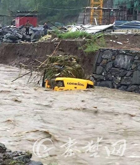 湖北十堰昨夜暴雨引发洪水 挖掘机都被冲走