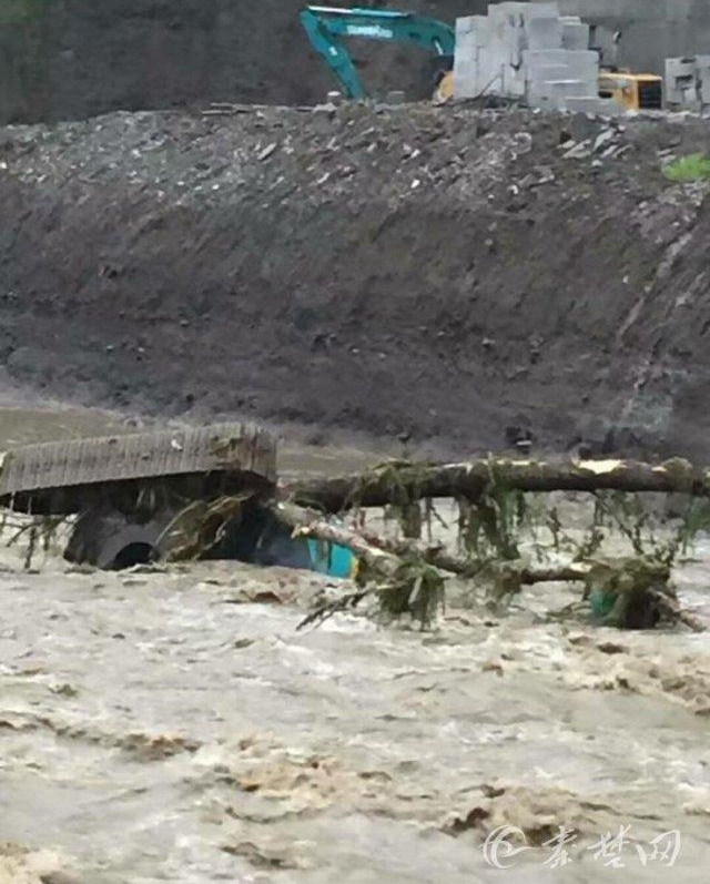 湖北十堰昨夜暴雨引发洪水 挖掘机都被冲走