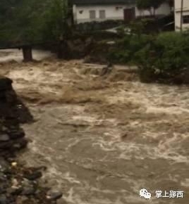 湖北十堰昨夜暴雨引发洪水 挖掘机都被冲走