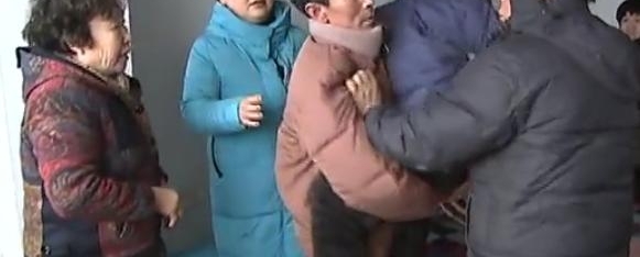 四个“孝子”争着养老娘，还大打出手，真相却让人恨的牙痒痒！