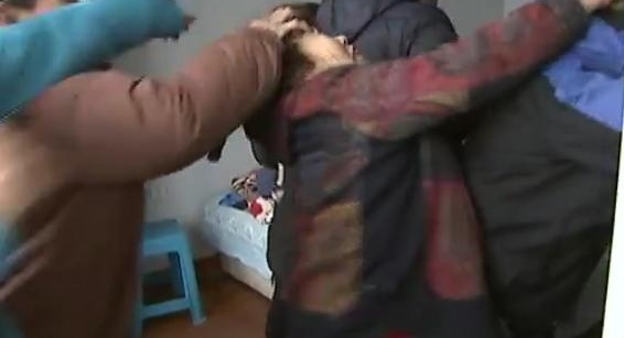 四个“孝子”争着养老娘，还大打出手，真相却让人恨的牙痒痒！