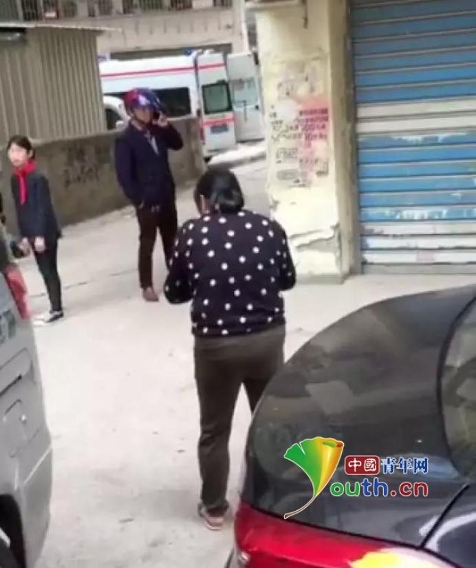 12岁女孩因成绩被责天台坠亡 家长嚎啕大哭直跺脚