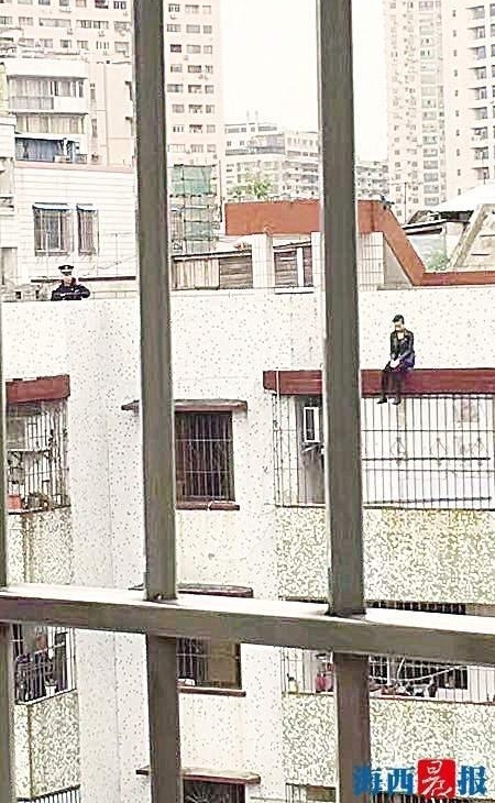 女子欲跳楼僵持40分钟 危险时刻消防官兵抓住轻生者