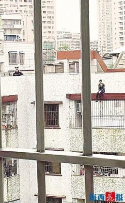 女子欲跳楼僵持40分钟 危险时刻消防官兵抓住轻生者