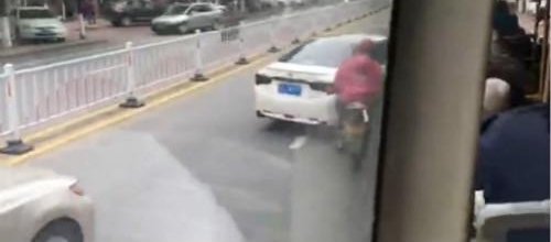 广东一“路怒”司机多次变道逼停公交车