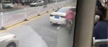 广东一“路怒”司机多次变道逼停公交车