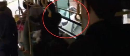 广东一“路怒”司机多次变道逼停公交车