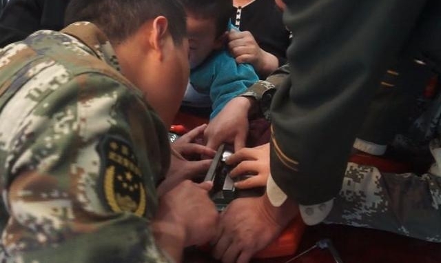 男童手被卡，官兵急救援