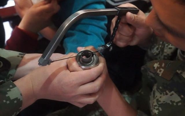 男童手被卡，官兵急救援