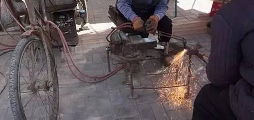 这位老大爷不简单，街头玩火二十三载